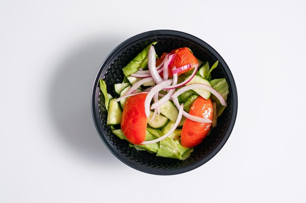 Salade de légumes aux tomates dans un bol jetable