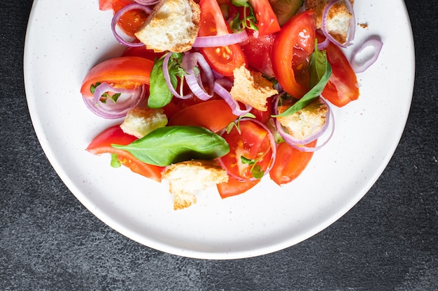 Salade de légumes aux tomates panzanella croûtons végétariens huile d'olive biscotte végétalien nourriture végétarienne