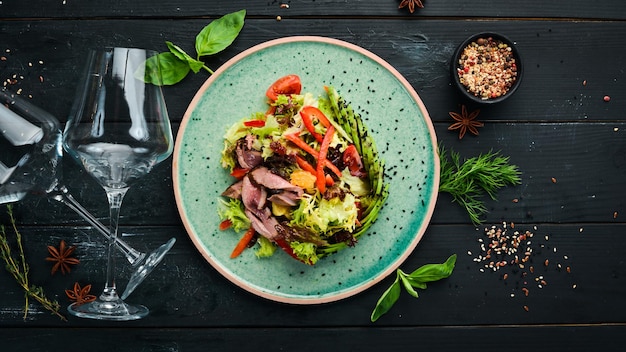 Salade de légumes à l'avocat et au veau Dans l'assiette Vue de dessus Espace libre pour votre texte Style rustique