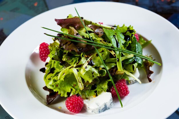 Salade de légumes bio frais au fromage