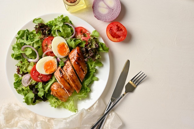 Salade de légumes bio verte saine avec poitrine de poulet barbecue grillée