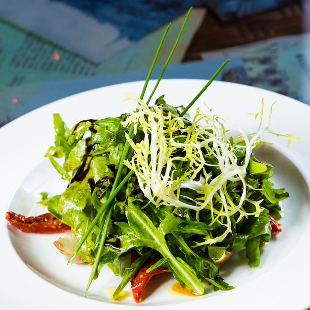 Salade de légumes biologiques frais sur assiette blanche