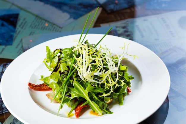 Salade de légumes biologiques frais sur assiette blanche