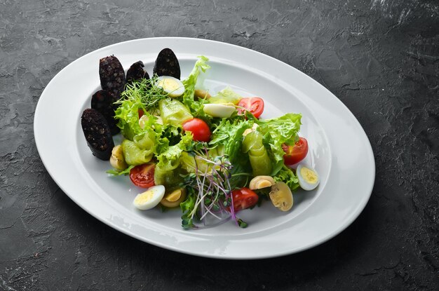 Salade de légumes boudin et champignons sur une assiette Vue de dessus espace libre pour votre texte Style rustique