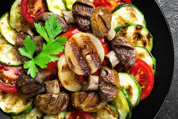 Salade de légumes et champignons frais et grillés Salade de légumes aux champignons grillés Salade de légumes sur assiette