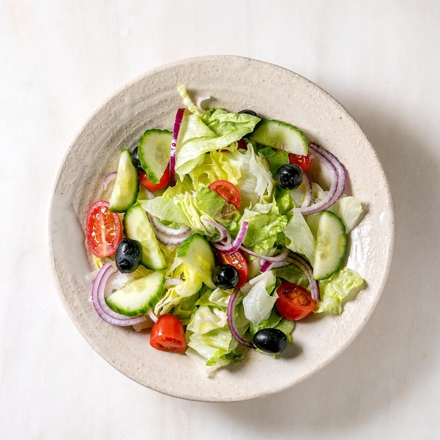 Salade de légumes classique avec tomates, concombre, oignon