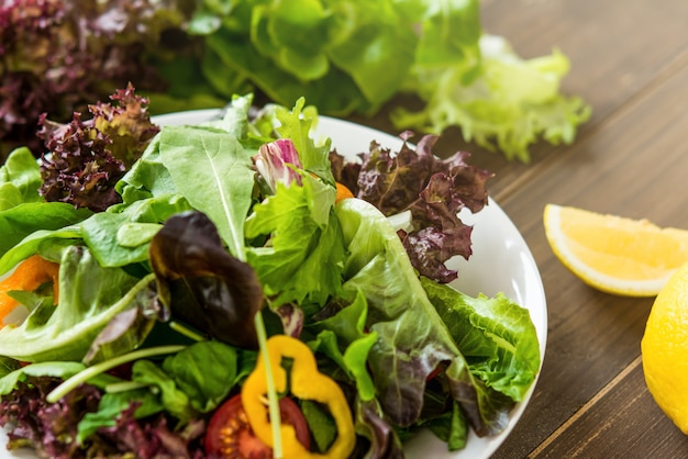 Salade de légumes colorée et fraîche