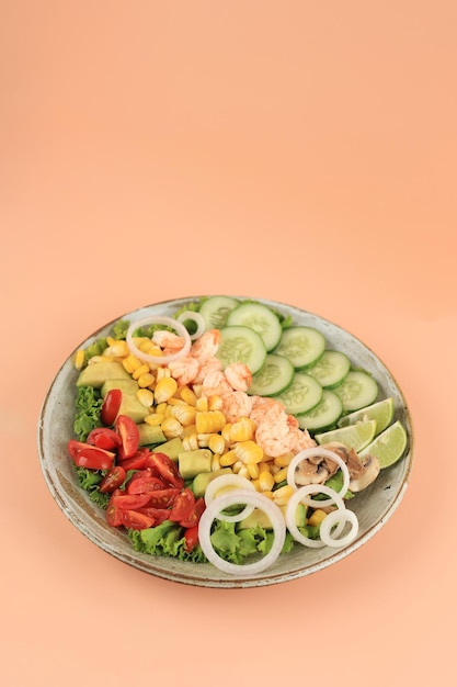 Salade de légumes de crevettes avec crevettes pelées, maïs, tomates, avocats et concombres isolés avec un espace pour le texte