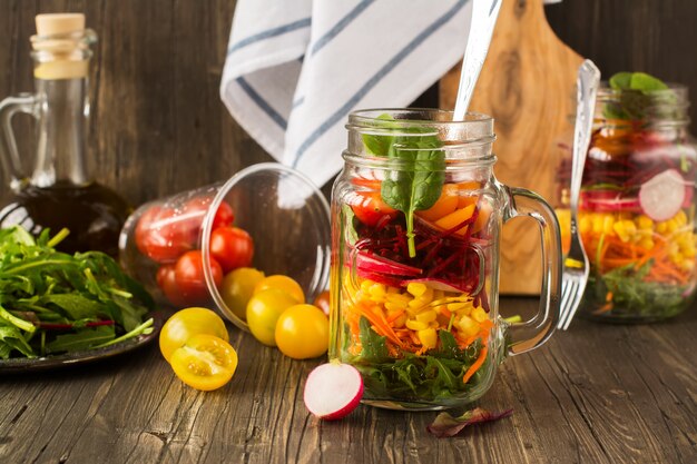 Salade de légumes dans des bocaux en verre