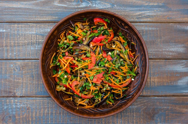 Salade de légumes dans un bol en bois