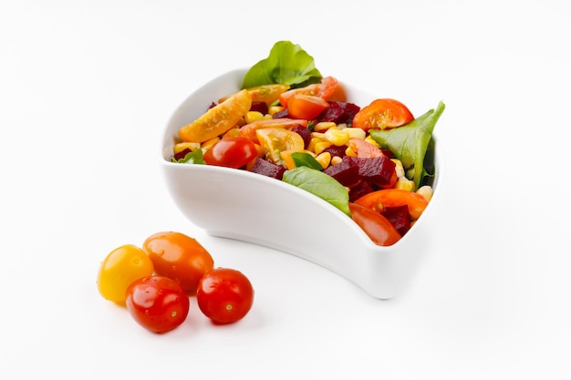 Photo salade avec des légumes dans un bol isolé sur un fond blanc