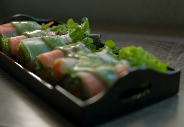 Salade de légumes dans un plat noir