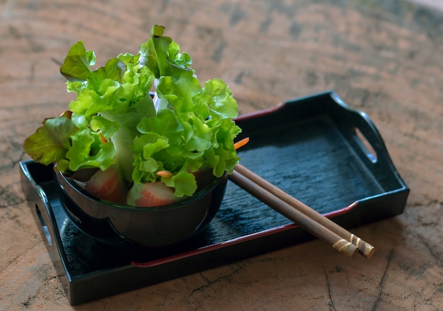 Photo salade de légumes dans une tasse noire