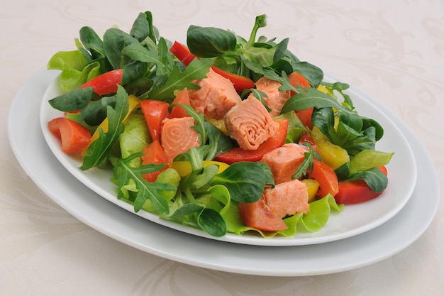 Photo salade de légumes avec du saumon