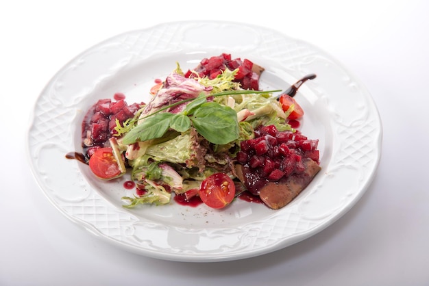 Salade de légumes d'été dressée sur assiette avec tartare de betterave