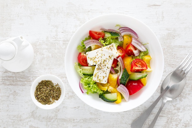 Salade de légumes d'été frais avec laitue tomate concombre poivron oignon et fromage feta habillé d'huile d'olive Vue de dessus