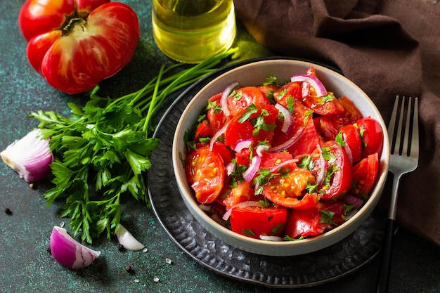 Salade de légumes d'été à l'oignon de tomate fraîche et à l'huile d'olive Alimentation saine