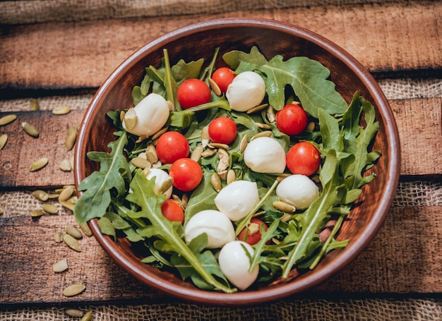 Salade de légumes à feuilles avec petites tomates et mozzarella