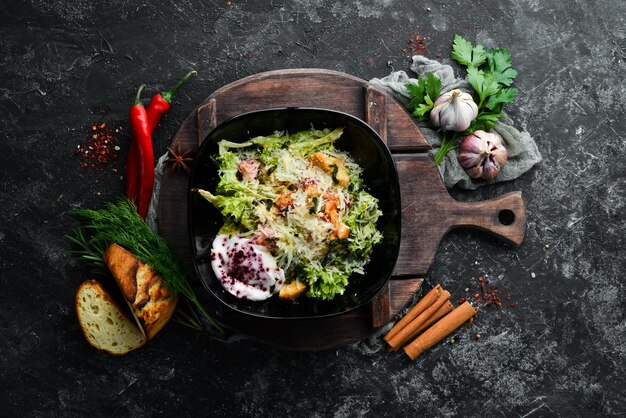 Salade de légumes avec filet de poulet et œuf poché Salade César Vue de dessus Espace de copie gratuit