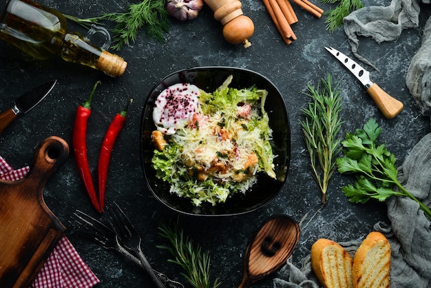 Salade de légumes avec filet de poulet et œuf poché Salade César Vue de dessus Espace de copie gratuit