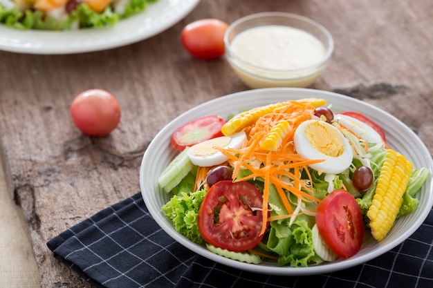 salade de légumes sur fond en bois