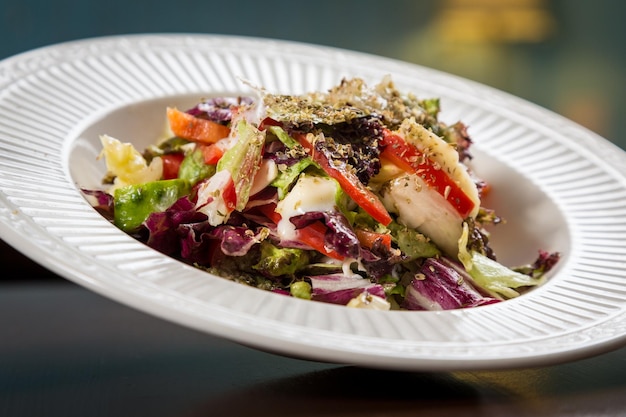 Salade de légumes frais sur une assiette blanche Cuisine méditerranéenne des aliments sains