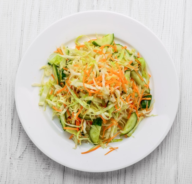 Salade de légumes frais au chou, carotte, oignon vert et concombre