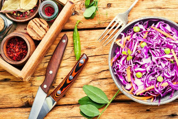 Salade de légumes frais au chou violet.Salade de chou dans un bol