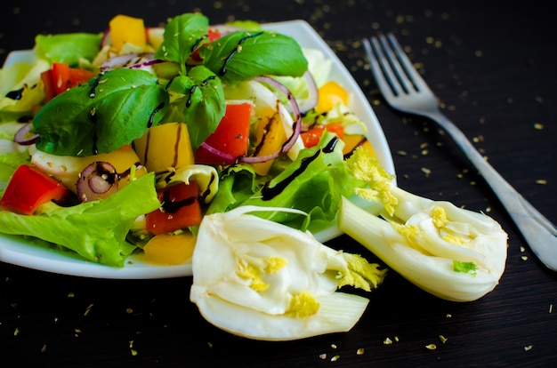 Salade de légumes frais au fenouil