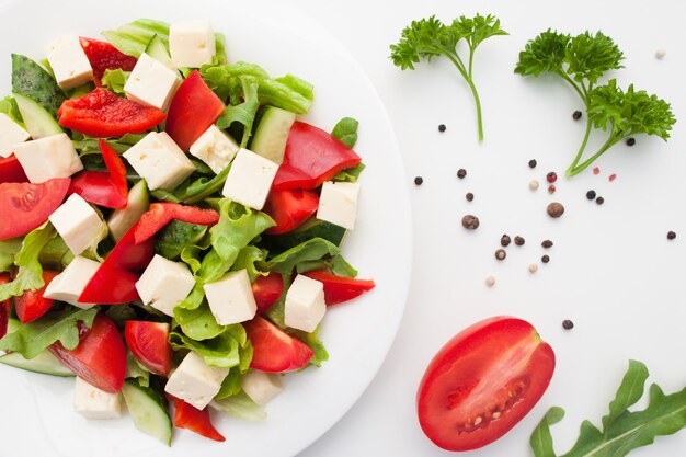 Salade de légumes frais au fromage feta