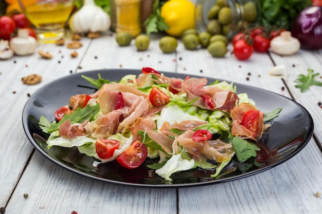 Salade de légumes frais au prosciutto