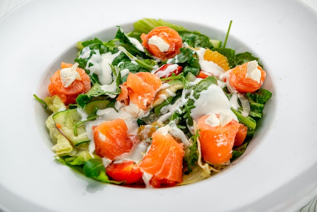 Salade de légumes frais au saumon fumé et fromage à la crème