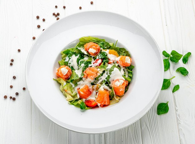 Salade de légumes frais au saumon fumé et fromage à la crème