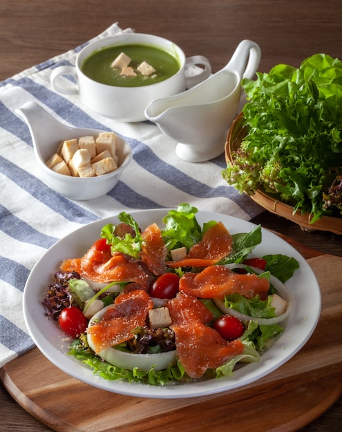 Salade de légumes frais au saumon fumé