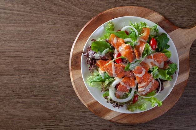 Photo salade de légumes frais au saumon fumé