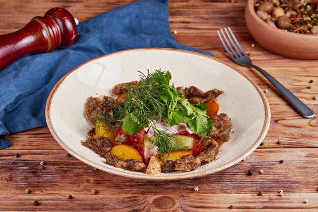 Salade de légumes frais aux abats, en bois