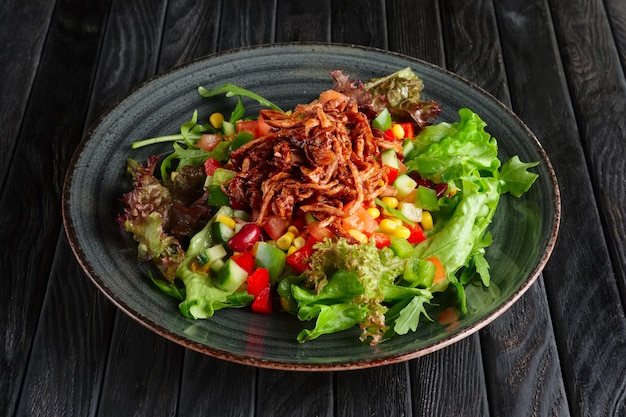 Salade de légumes frais et de boeuf