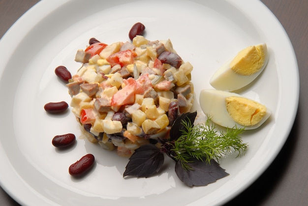 Salade de légumes frais et bouillis avec mayonnaise