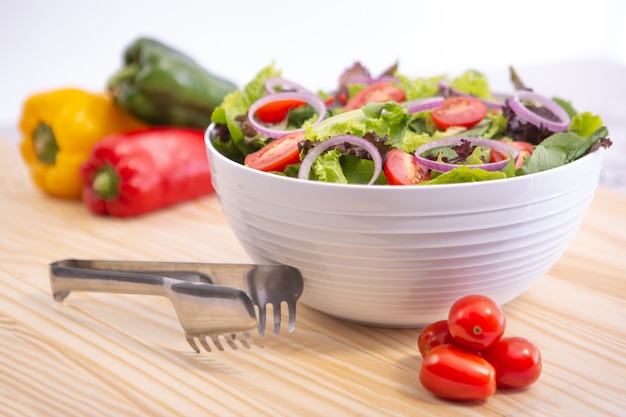 Salade de légumes frais avec chou et carotte dans un bol