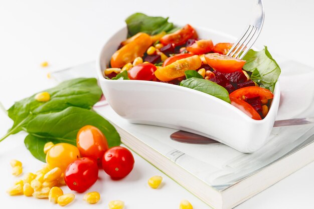 Photo salade avec des légumes frais dans un bol sur un fond blanc