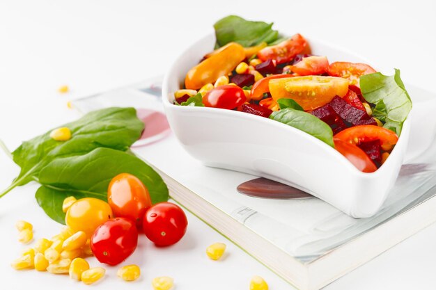 Photo salade avec des légumes frais dans un bol sur un fond blanc