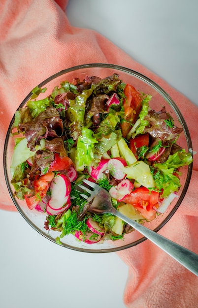 Salade de légumes frais dans un bol en verre