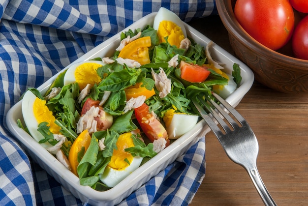 Salade de légumes frais dans un bol