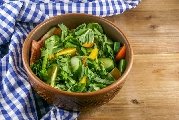 Salade de légumes frais dans un bol