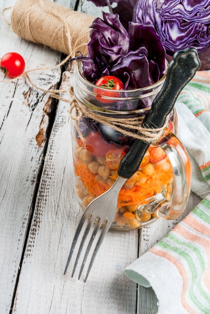 Salade de légumes frais dans un pot Mason