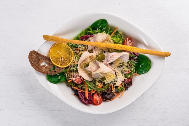 Salade de légumes frais et filet de poulet Sur une surface en bois Vue de dessus Espace libre pour votre texte