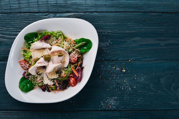 Salade de légumes frais et filet de poulet Sur une surface en bois Vue de dessus Espace libre pour votre texte