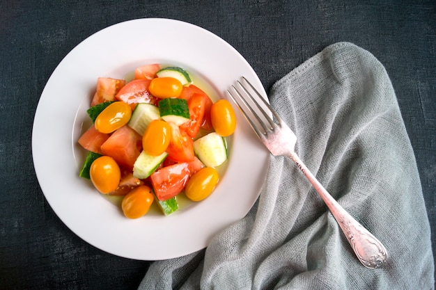 Salade de légumes frais sur fond noir