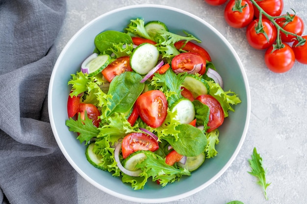 Salade de légumes frais et fromage dans un bol Salade grecque plat végétarien