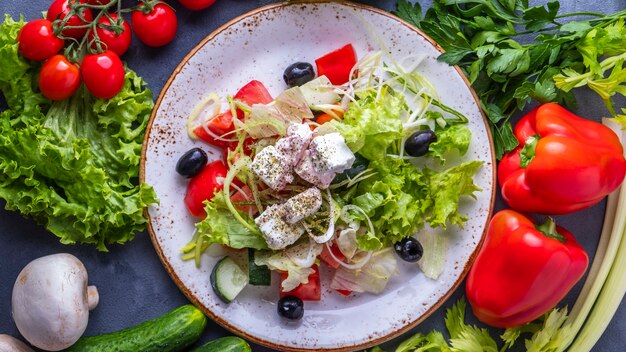 Salade de légumes frais avec fromage feta et olives noires. Vue de dessus